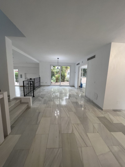 5 Bedroom Detached Villa in Nueva Andalucía - Image 3