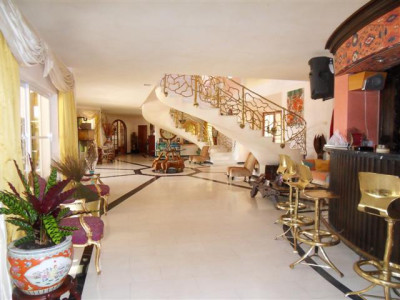8 Bedroom Detached Villa in La Quinta - Image 5