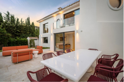 4 Bedroom Detached Villa in Nueva Andalucía - Image 2