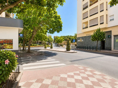 3 Bedroom Middle Floor Apartment in Estepona - Image 2