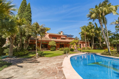6 Bedroom Detached Villa in Guadalmina Alta - Image 2