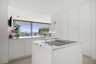 5 Bedroom Detached Villa in Cabopino - Image 1
