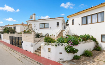 3 Bedroom Detached Villa in La Duquesa - Image 1