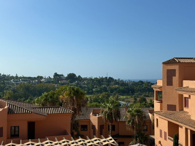 2 Bedroom Middle Floor Apartment in Benahavís - Image 4