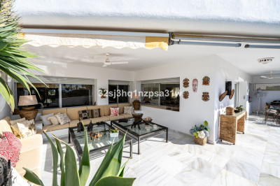 4 Bedroom Middle Floor Apartment in Guadalmina Baja - Image 4
