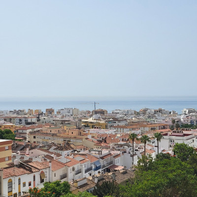 3 Bedroom Middle Floor Apartment in Estepona - Image 2