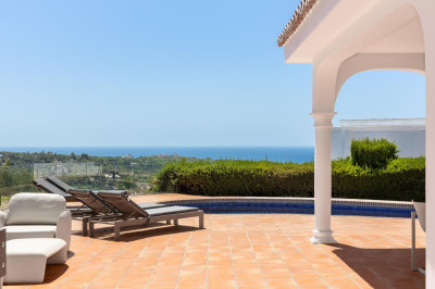 4 Bedroom Detached Villa in Elviria - Image 1