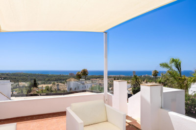 4 Bedroom Detached Villa in Elviria - Image 2