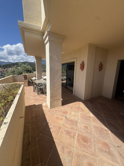 3 Bedroom Middle Floor Apartment in Benahavís - Image 4