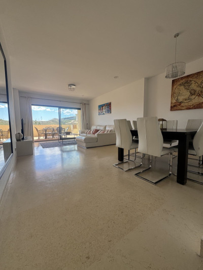 3 Bedroom Middle Floor Apartment in Benahavís - Image 5