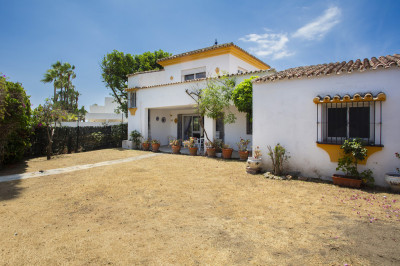 4 Bedroom Detached Villa in Guadalmina Baja - Image 2