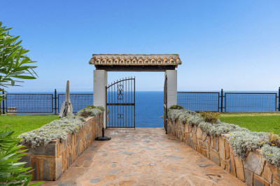 2 Bedroom Top Floor Apartment in Marbesa - Image 2