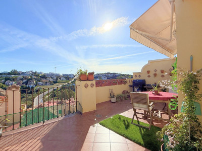 2 Bedroom Penthouse in Estepona - Image 2