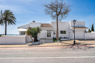 4 Bedroom Detached Villa in Nueva Andalucía - Image 1