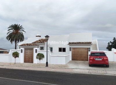 4 Bedroom Detached Villa in Nueva Andalucía - Image 2