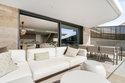 2 Bedroom Middle Floor Apartment in Estepona - Image 4