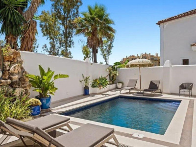 4 Bedroom Detached Villa in Selwo - Image 1