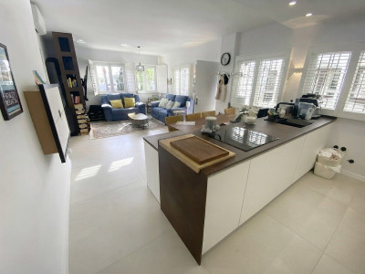 2 Bedroom Middle Floor Apartment in Nueva Andalucía - Image 3