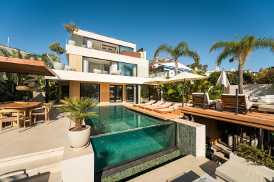 5 Bedroom Detached Villa in Nueva Andalucía - Image 2